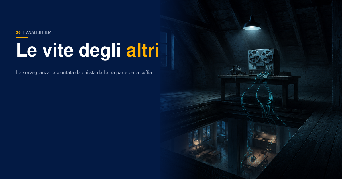 Copertina DataSapiens: una soffitta spoglia con una cuffia da ascolto e un registratore a bobine collegati da fili luminosi a un appartamento sottostante, su sfondo navy con accenti ciano